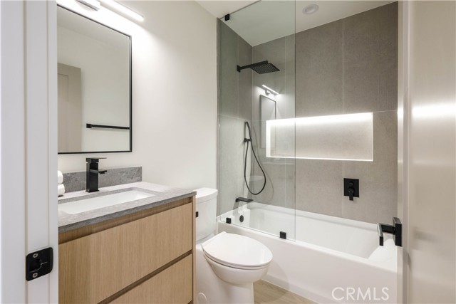 18852 Collins Street, Tarzana CA: https://media.crmls.org/medias/2a09a544-e53e-43d5-8e1f-ecab2ee566b3.jpg