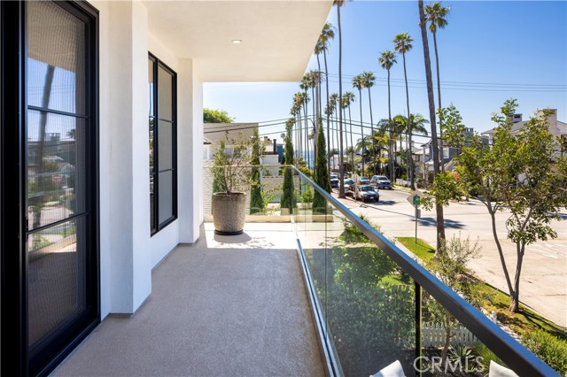 Detail Gallery Image 12 of 33 For 304 Goldenrod Ave, Corona Del Mar,  CA 92625 - 4 Beds | 3/2 Baths