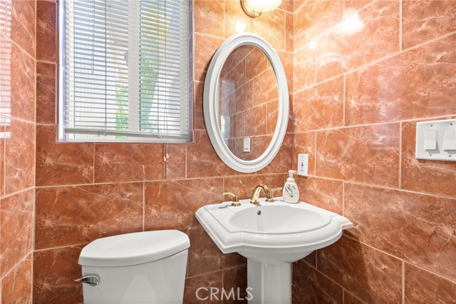 6045 Sausalito Avenue, Woodland Hills CA: https://media.crmls.org/medias/2a0bf2a8-a465-4bba-b16b-f0bd31bf55da.jpg