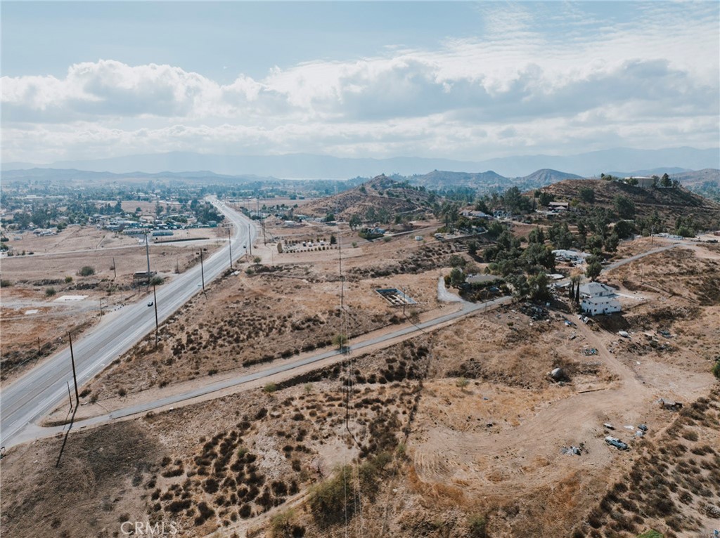 https://media.crmls.org/medias/2a0c7225-b801-41dd-9cad-f19f5a489bbd.jpg?preset=X-Large