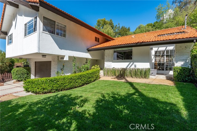 22926 Cass Avenue photo 3