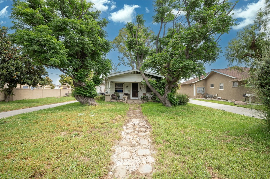 Detail Gallery Image 4 of 11 For 15542 & 15544 Eucalyptus Ave, Bellflower,  CA 90706 - – Beds | – Baths