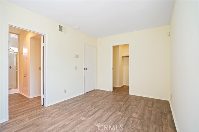 Main bdrm w/walk-in closet