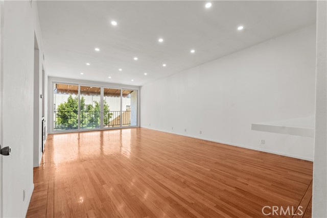 Detail Gallery Image 11 of 35 For 1559 Winona #D3,  Los Angeles,  CA 90027 - 2 Beds | 2 Baths