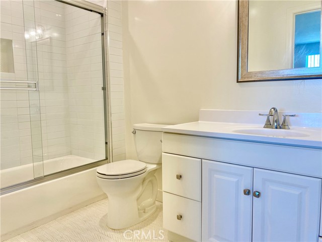 Detail Gallery Image 32 of 37 For 7327 Kester Ave #4,  Van Nuys,  CA 91405 - 4 Beds | 3/1 Baths