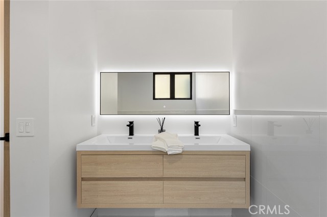 Detail Gallery Image 33 of 58 For 5134 Medina Rd, Woodland Hills,  CA 91364 - 5 Beds | 5/1 Baths