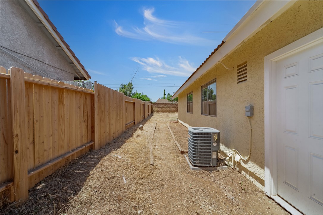 Detail Gallery Image 31 of 39 For 37483 Cambridge Ln, Palmdale,  CA 93550 - 3 Beds | 2 Baths