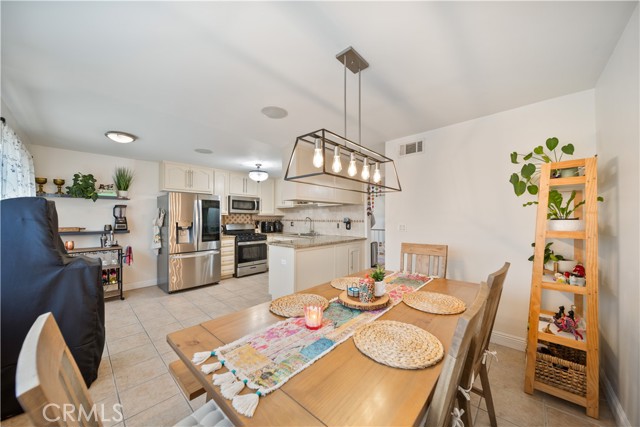 Detail Gallery Image 15 of 47 For 19950 Sherman Way Unit a a,  Winnetka,  CA 91306 - 3 Beds | 4 Baths