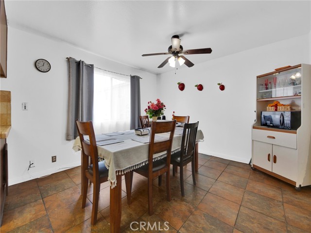 Detail Gallery Image 9 of 31 For 18425 Saticoy St #1,  Reseda,  CA 91335 - 3 Beds | 2/1 Baths