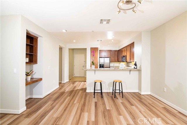 Detail Gallery Image 4 of 64 For 21301 Erwin St #237,  Woodland Hills,  CA 91367 - 2 Beds | 2 Baths