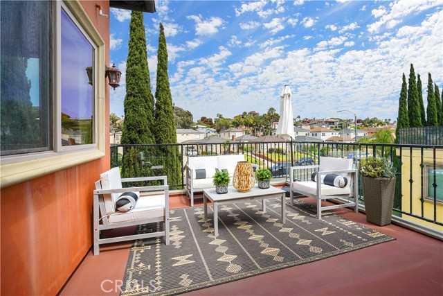 615 Pacific Coast Highway, Redondo Beach, California 90277, 3 Bedrooms Bedrooms, ,3 BathroomsBathrooms,Residential,Sold,Pacific Coast Highway,SB22124725