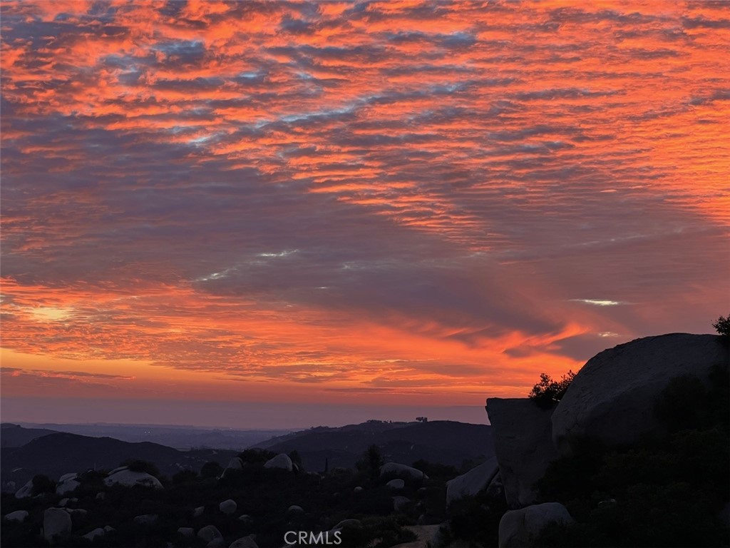 https://media.crmls.org/medias/2a1f7a8d-c819-4c9f-be7d-83d041fdd82b.jpg?preset=X-Large