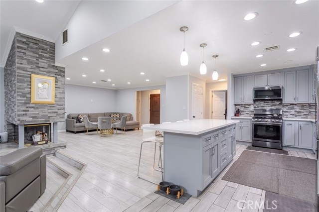 Detail Gallery Image 16 of 50 For 17242 Horace St, Granada Hills,  CA 91344 - 4 Beds | 4 Baths