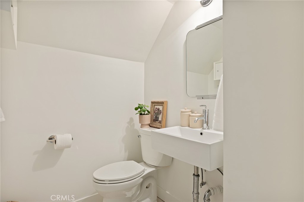 https://media.crmls.org/medias/2a236a83-c66f-4205-8b86-43db717b520a.jpg?preset=X-Large