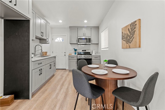 Detail Gallery Image 3 of 13 For 13154 Cedar St, Westminster,  CA 92683 - 2 Beds | 2 Baths