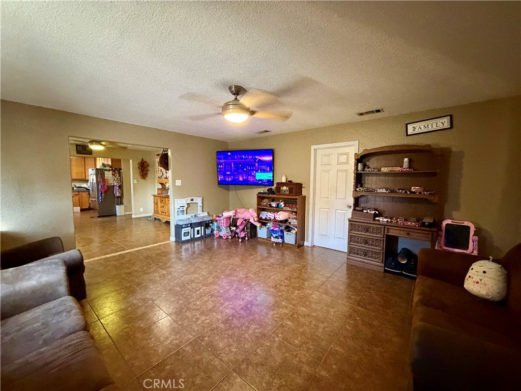 https://media.crmls.org/medias/2a24c23d-7c68-445b-aca3-427f15ac112d.jpg?preset=X-Large