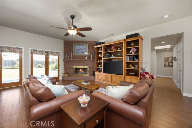 7705 Terry John Avenue, Bakersfield CA: https://media.crmls.org/medias/2a288b2b-d81f-4ebd-be64-425446271514.jpg