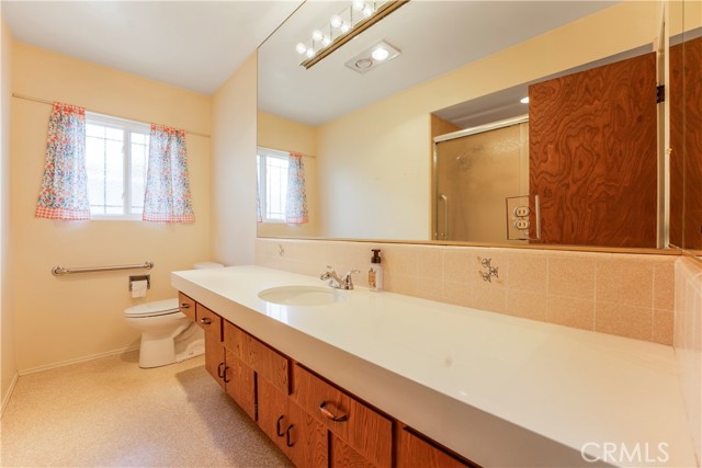 1300 Oak Avenue, Carlsbad CA: https://media.crmls.org/medias/2a2f254f-c2e4-498f-bf6b-e48adfd291d7.jpg