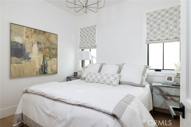 702 Poinsettia Avenue, Corona del Mar CA: https://media.crmls.org/medias/2a311791-d0ae-44a7-b79b-086b77557302.jpg