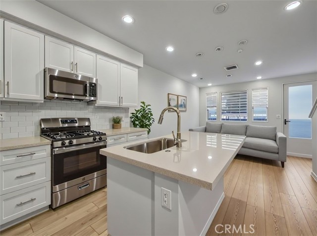 Detail Gallery Image 3 of 28 For 16428 Whittier Bld #2,  Whittier,  CA 90603 - 3 Beds | 3 Baths