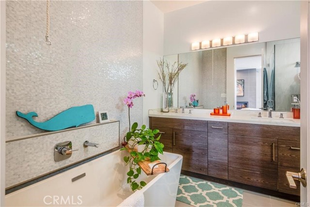 Detail Gallery Image 17 of 26 For 700 Broadway, Redondo Beach,  CA 90277 - 4 Beds | 3/1 Baths