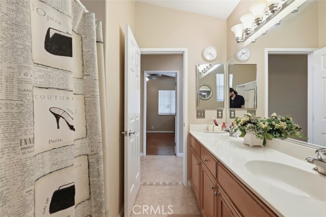 21268 Chardonnay, Apple Valley CA: https://media.crmls.org/medias/2a32994c-e8c1-4279-8951-2e0858505cd1.jpg