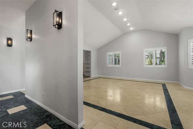 15251 Nottingham Lane, Huntington Beach CA: https://media.crmls.org/medias/2a39810a-77c4-4192-a64a-14079223870f.jpg