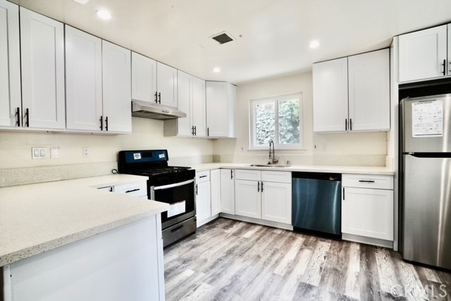 Detail Gallery Image 3 of 13 For 22148 Welby Way, Woodland Hills,  CA 91303 - 3 Beds | 2 Baths