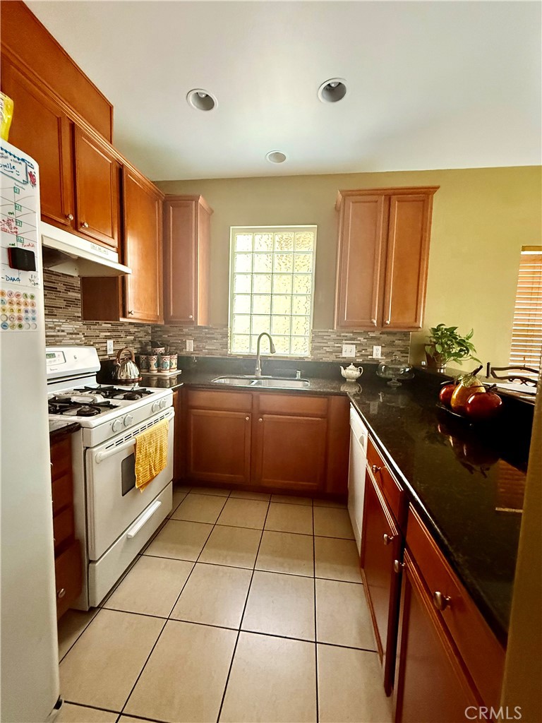 https://media.crmls.org/medias/2a3e6a12-7f3b-47eb-ba3e-5b65084db11c.jpg?preset=X-Large