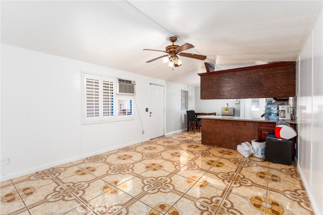 17225 Valley Boulevard, Fontana CA: https://media.crmls.org/medias/2a3fc45a-24d6-4817-a8c5-749a6f9173aa.jpg