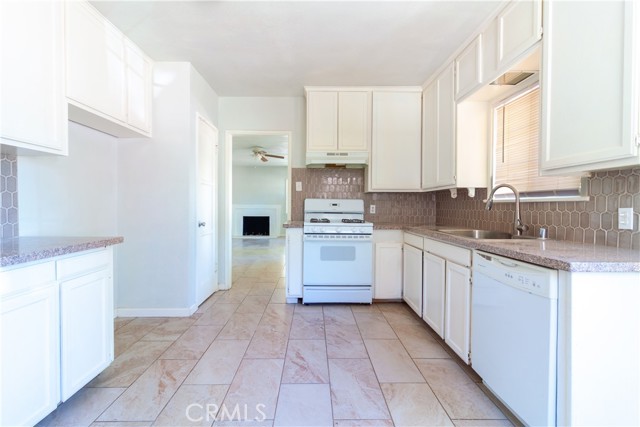 44655 Fig Avenue, Lancaster CA: https://media.crmls.org/medias/2a42bf92-18e8-48e1-a54f-2ea8793ba8f7.jpg
