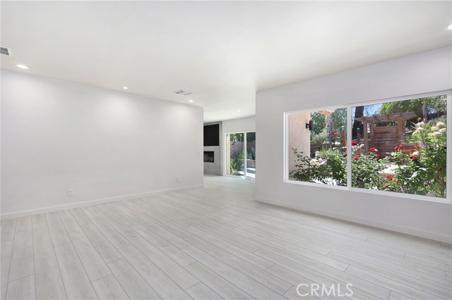Detail Gallery Image 3 of 20 For 5047 Orrville Ave, Woodland Hills,  CA 91367 - 4 Beds | 2/1 Baths