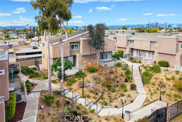 Detail Gallery Image 2 of 34 For 1569 W Jefferson Blvd,, Los Angeles,  CA 90018 - 3 Beds | 2/1 Baths