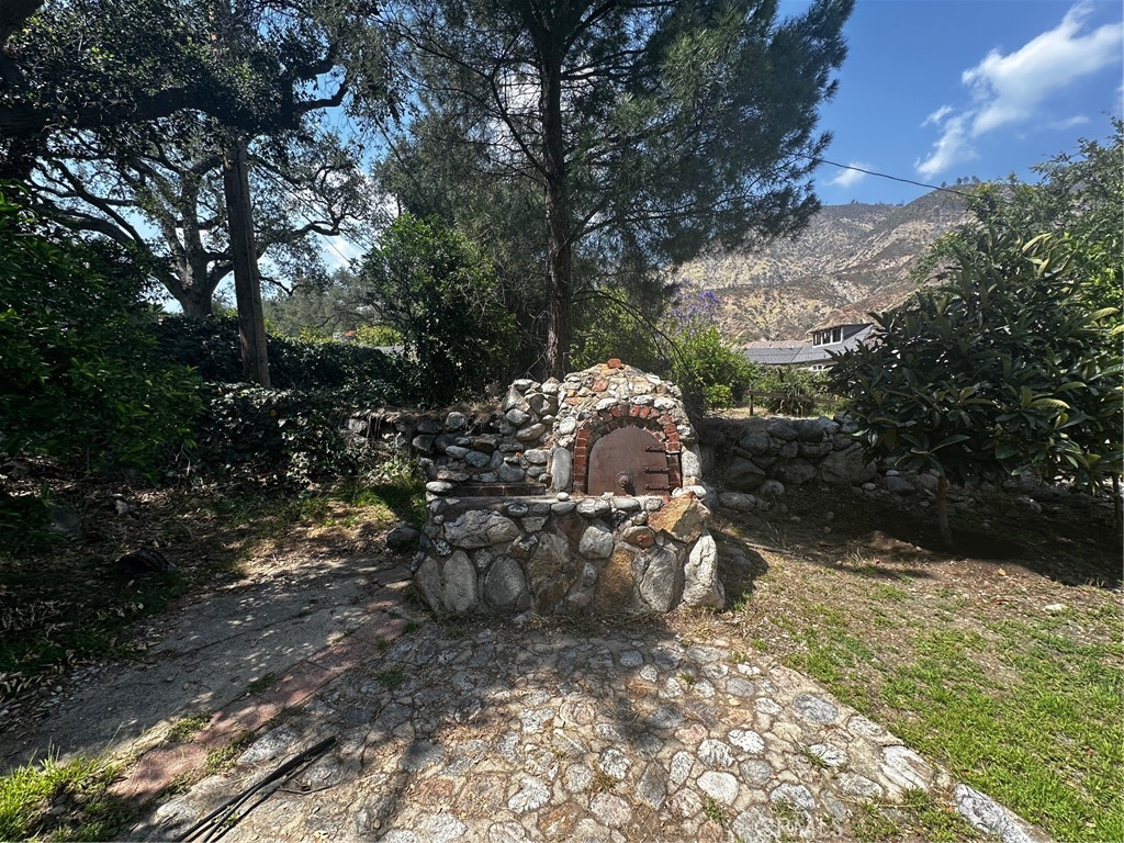 https://media.crmls.org/medias/2a4c8f76-4da1-4913-8a40-3052d3fc6d5e.jpg?preset=X-Large