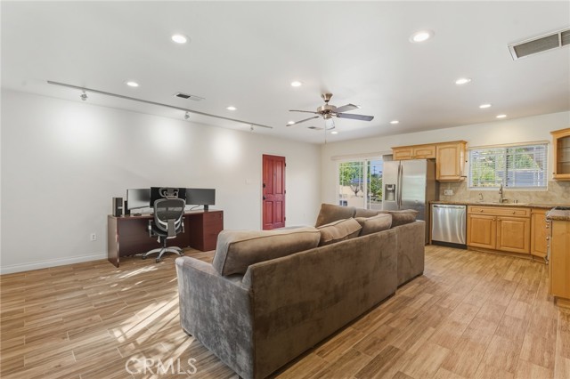 Detail Gallery Image 6 of 31 For 22639 Calvert St #F,  Woodland Hills,  CA 91367 - 1 Beds | 1 Baths