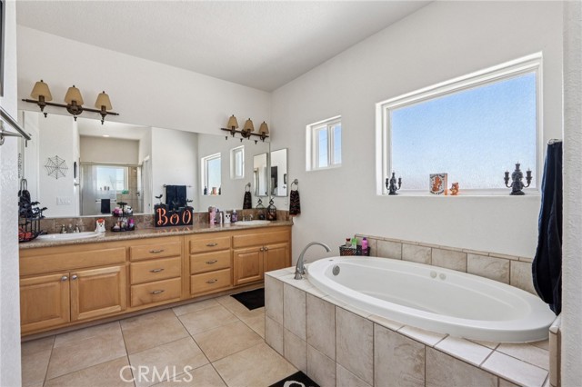 8294 Aster Road, Oak Hills CA: https://media.crmls.org/medias/2a4f6030-bfda-4786-9980-6d2dfdb3ab71.jpg