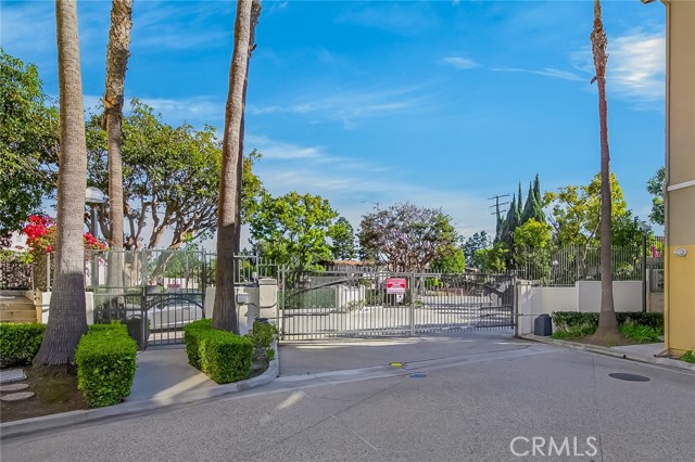 Detail Gallery Image 3 of 37 For 23429 S Vermont Ave #B,  Torrance,  CA 90502 - 3 Beds | 3 Baths