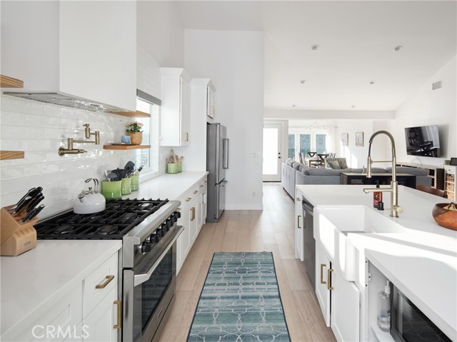 Detail Gallery Image 4 of 27 For 7413 Naylor, Los Angeles,  CA 90045 - 3 Beds | 2/1 Baths