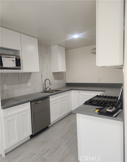 Detail Gallery Image 3 of 22 For 914 Delaware St #B,  Huntington Beach,  CA 92648 - 2 Beds | 1/1 Baths