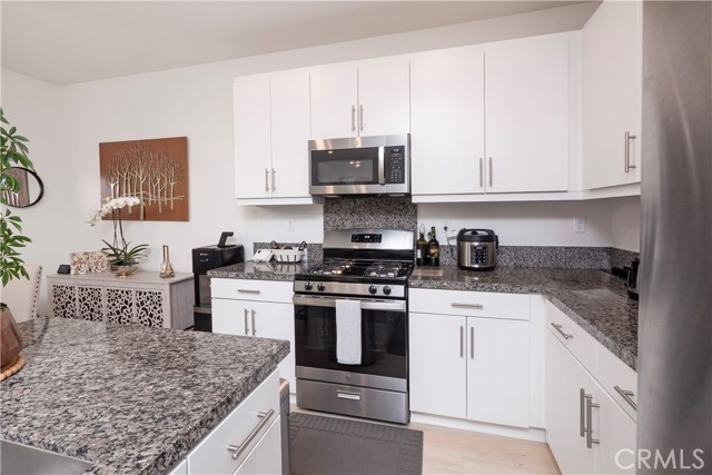 Detail Gallery Image 9 of 69 For 16657 Snowdrop Ln #2,  Fontana,  CA 92336 - 4 Beds | 3 Baths