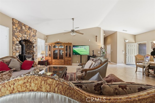 21268 Chardonnay, Apple Valley CA: https://media.crmls.org/medias/2a5bcab5-8992-4714-9073-c84e7ebedaa7.jpg