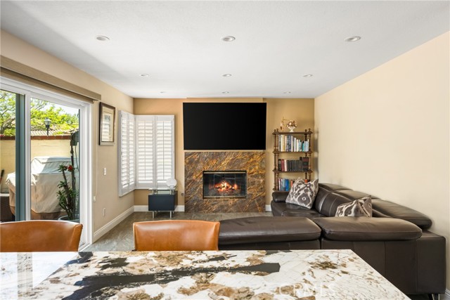 2461 Calle Montella, Tustin CA: https://media.crmls.org/medias/2a5de976-63ad-4a77-938e-ad510fa48e8b.jpg