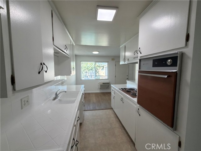 Detail Gallery Image 3 of 7 For 13829 Christine #E,  Whittier,  CA 90605 - 1 Beds | 1 Baths