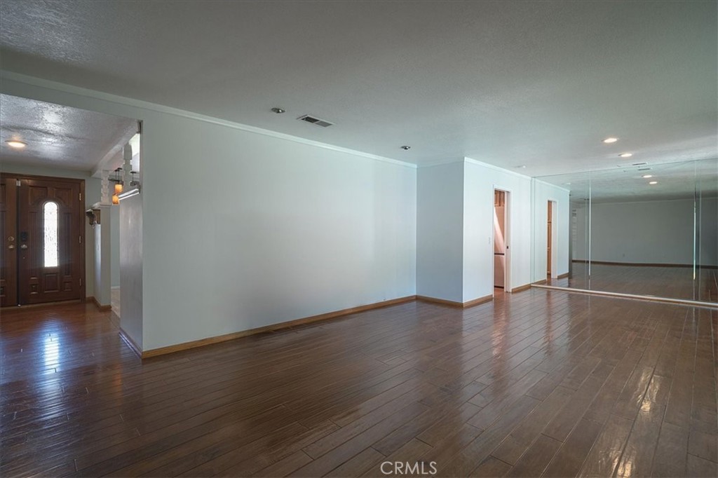 https://media.crmls.org/medias/2a5eaa7e-86c0-4472-906b-c37bb8bb270d.jpg?preset=X-Large