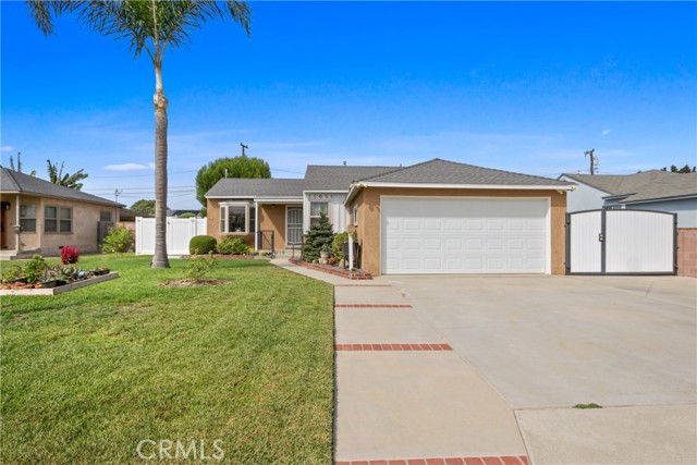 11051 Tarawa Drive, Los Alamitos CA: https://media.crmls.org/medias/2a6488ef-a7fd-4fd9-95d8-7b8ba5149f02.jpg