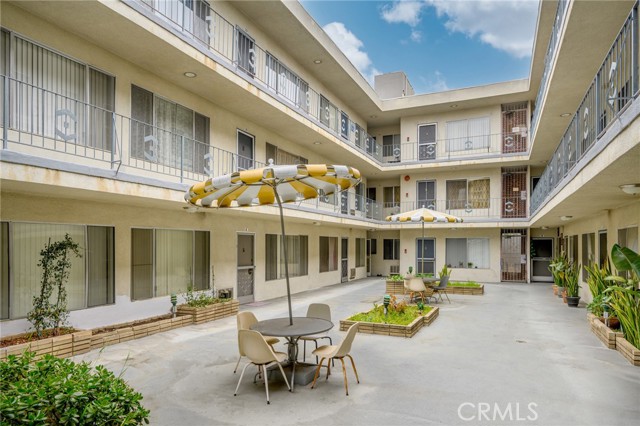 1422 N Curson Avenue, Los Angeles CA: https://media.crmls.org/medias/2a66d6e8-2fef-4f69-a63b-96fcfc060e7e.jpg