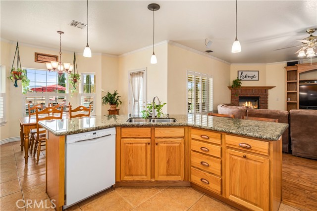 2608 Desert Rose Drive, Lancaster CA: https://media.crmls.org/medias/2a6743d9-0369-4590-8bc1-348ef779e3cd.jpg