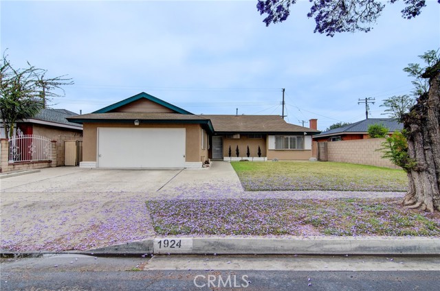 1924 W Secrest Way, Santa Ana CA: https://media.crmls.org/medias/2a7121d5-ff2a-4cab-b77f-ba817321d471.jpg