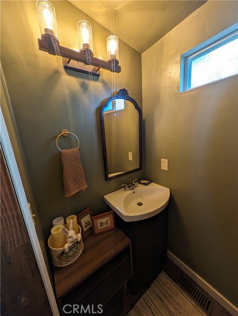 Detail Gallery Image 8 of 35 For 2552 Catalina Dr, Running Springs,  CA 92382 - 3 Beds | 2/1 Baths