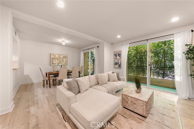 Detail Gallery Image 3 of 19 For 11115 Acama St #305,  Studio City,  CA 91602 - 3 Beds | 2/1 Baths